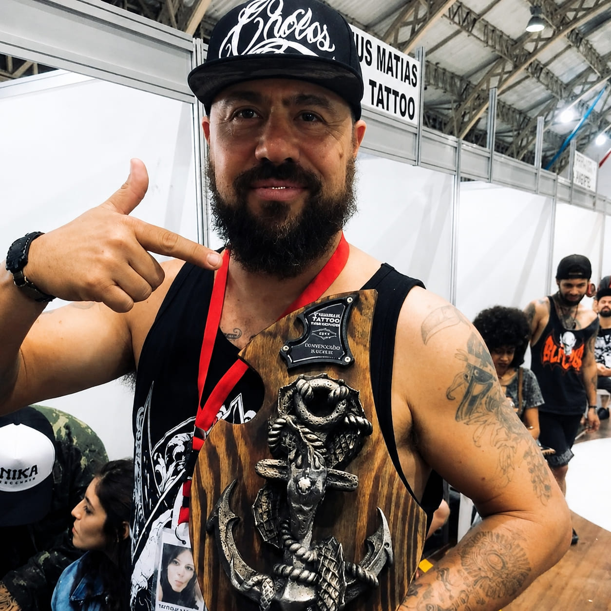 Retrato profissional do tatuador no estúdio com iluminação dramática e equipamentos de alta precisão